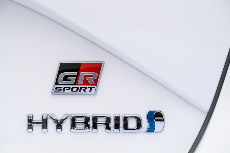 Логотип Toyota Yaris Hybrid GR Sport 2019 года  (UK) (фото 37 из 40)